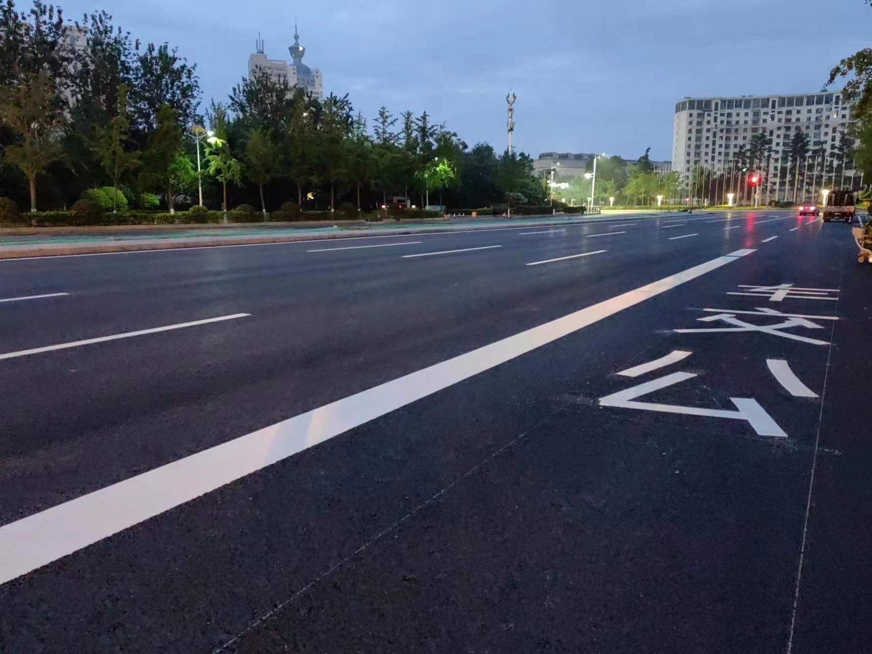 晝夜奮戰攻堅 再創青島新速度——福州南路改造工程提前一個月完成道路貫通.jpg