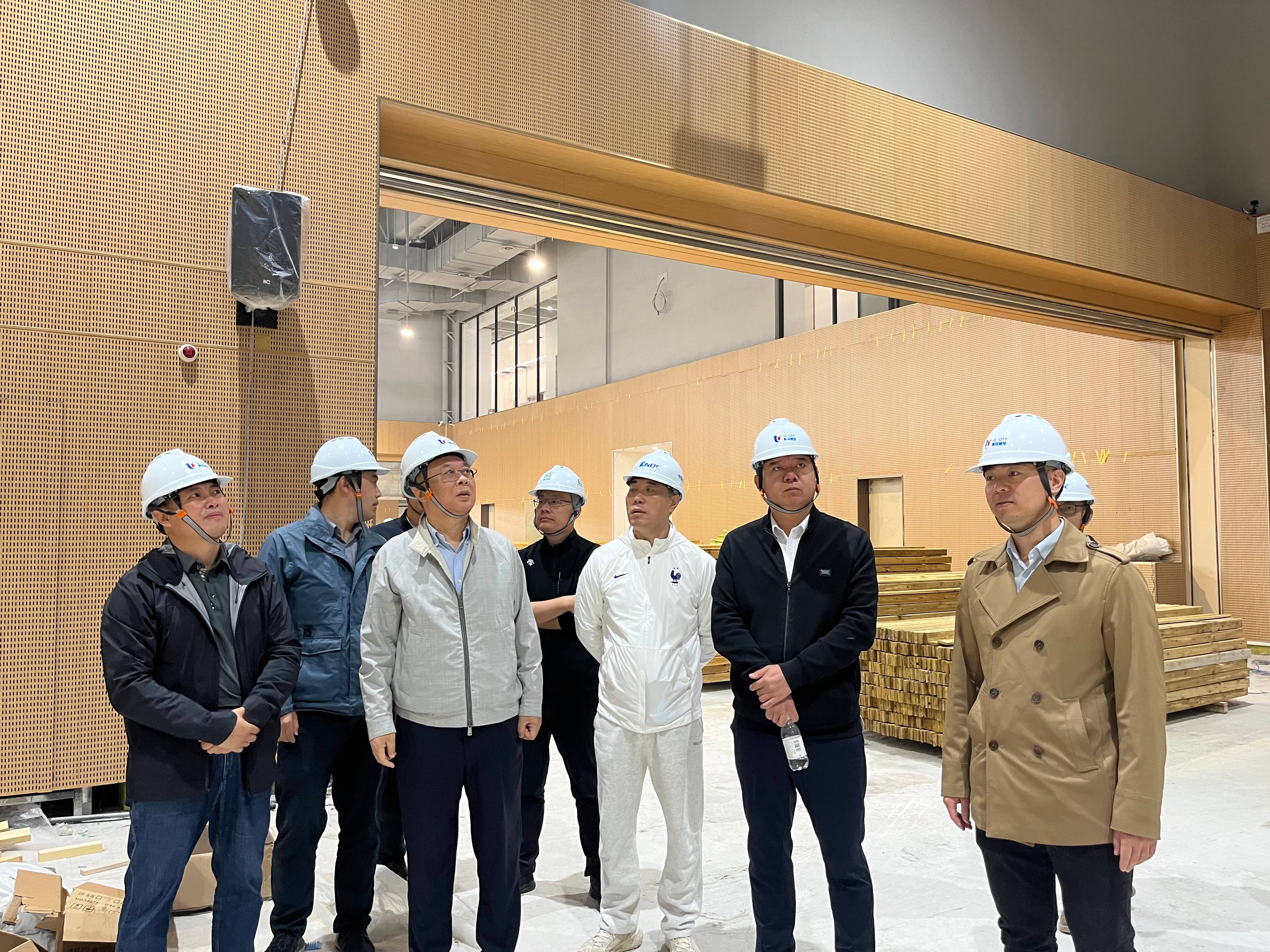 集團公司黨委書記、董事長王元斌帶隊赴青島浮山全民健身中心項目進行調研指導(1).jpg