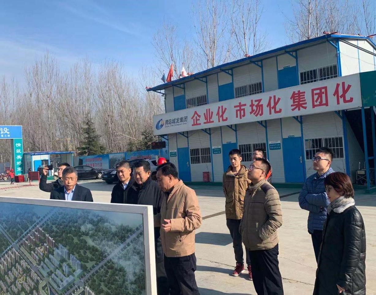 青島西海岸新區黨組成員韓冠智一行調研青島城發集團泊里鎮在建安置區項目